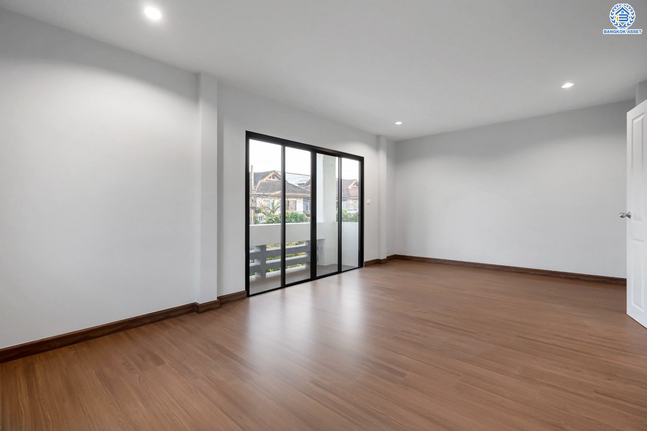 บ้านมือสองตกแต่งใหม่ โครงการ พลับพลาวิลล่า บรมราชชนนี หลังใหญ่พิเศษพร้อมอยู่ เนื้อที่ 57 ตร.ว. ดีไซน์สวย ฟังก์ชัน 4 ห้องนอน 3 ห้องน้ำ 2 ที่จอดรถ บนทำเลเดินทางสะดวก เชื่อมต่อหลายเส้นทาง ใกล้เซ็นทรัลปิ่นเกล้า จุดขึ้นทางด่วน "ศรีรัช" และเพียง 10 นาทีถึงMRT "สถานีไฟฉาย"